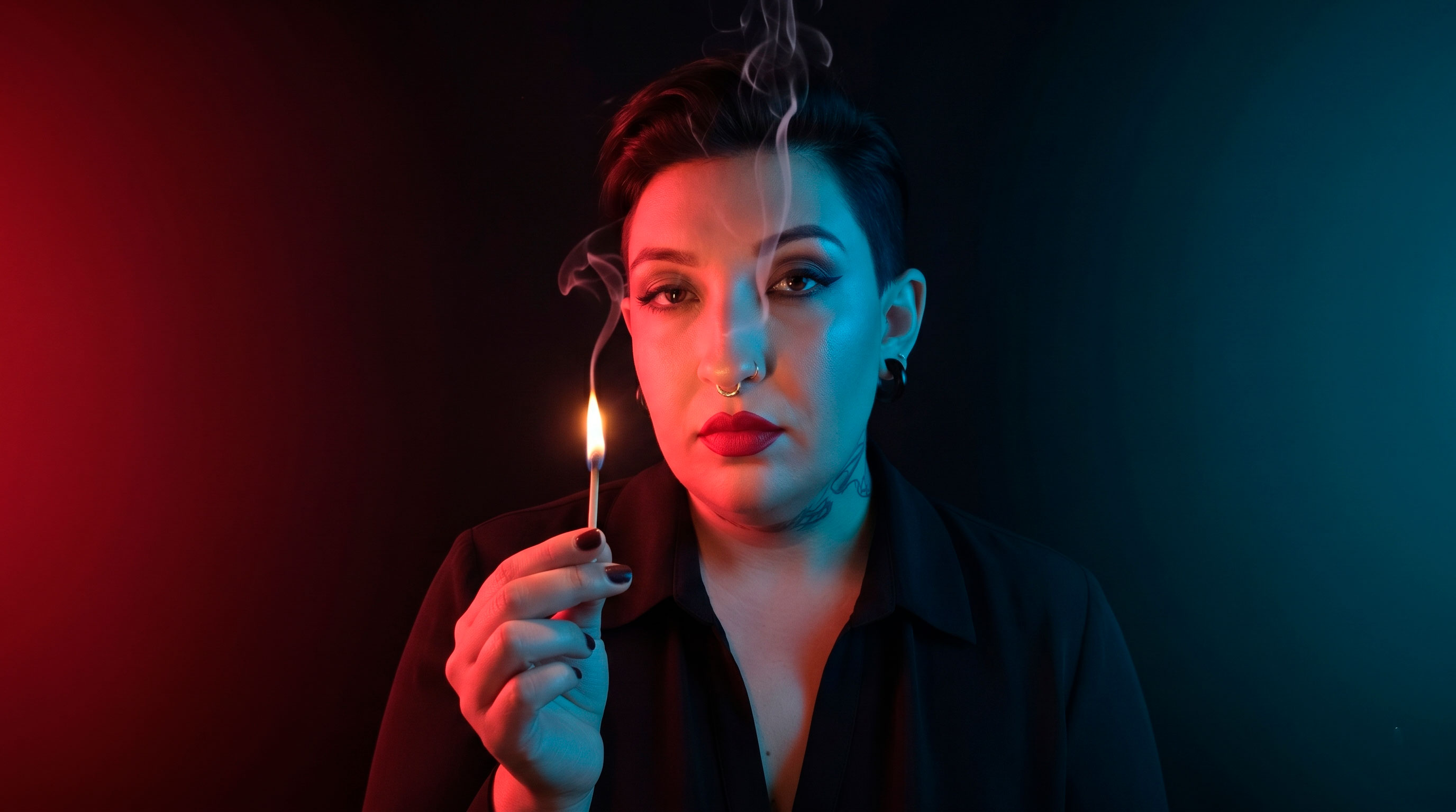 Jady Mota com fósforo aceso, iluminação bicolor vermelho e azul