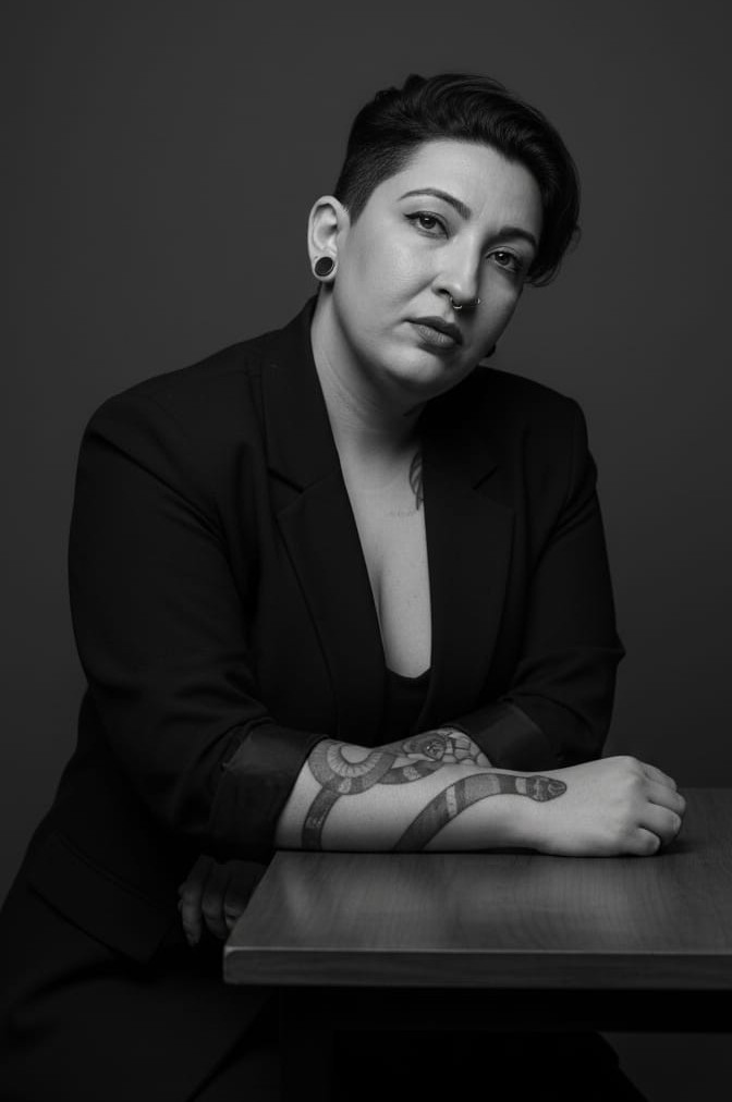 Jady Mota, praticante de Tarot Terapêutico, em retrato preto e branco